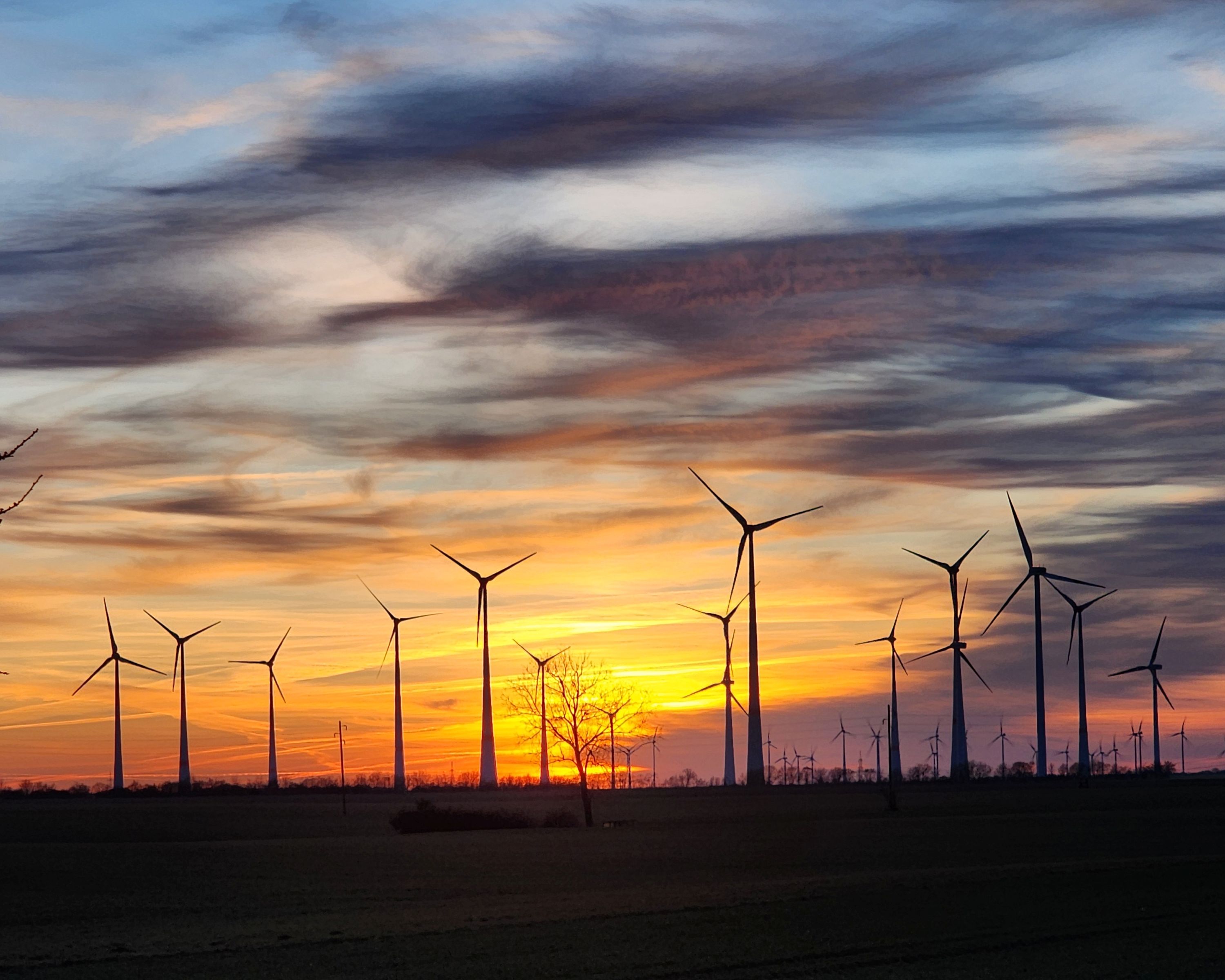 Sonnenuntergang mit Windraedern