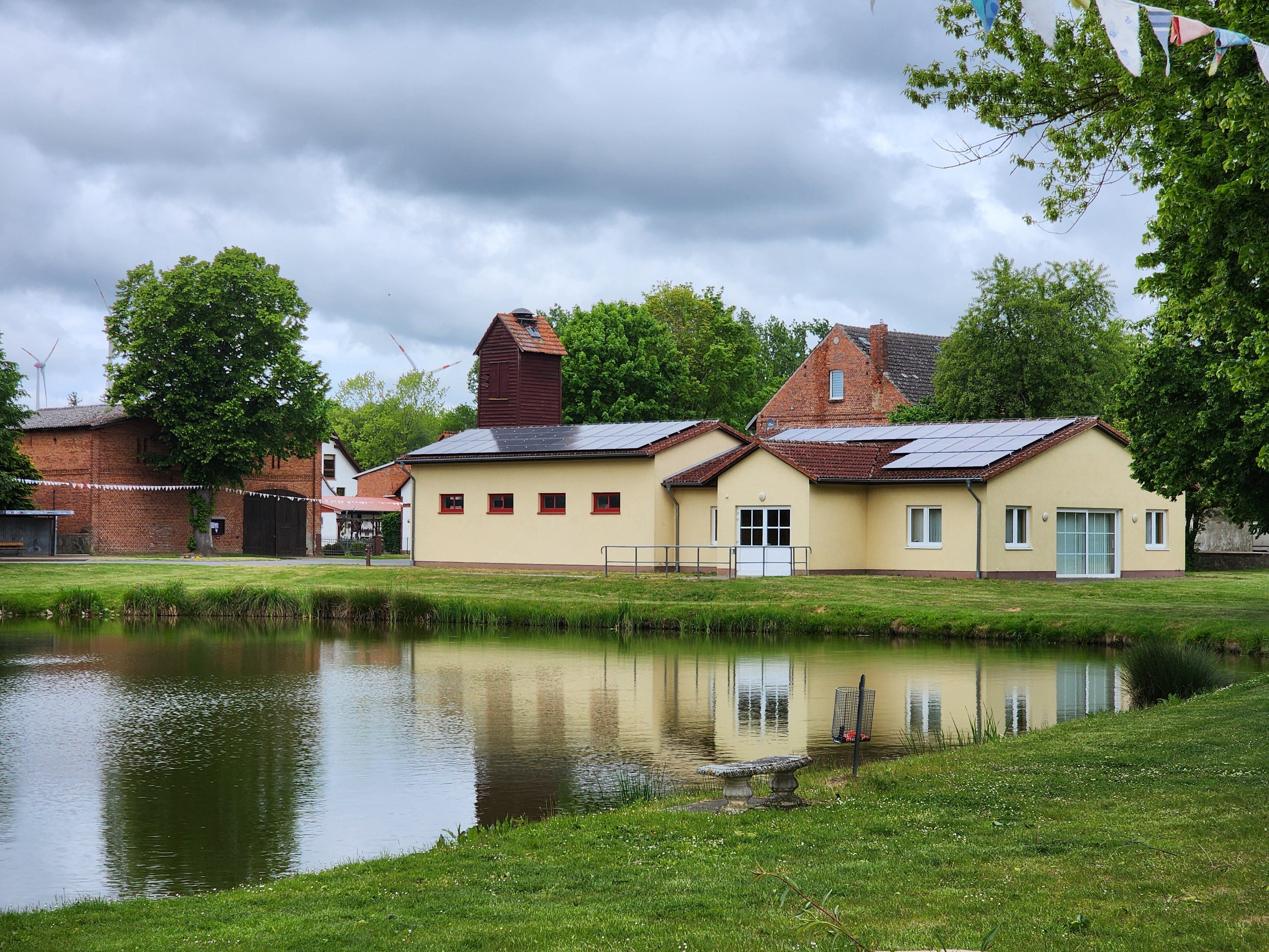 Dorfteich und Gemeindehaus